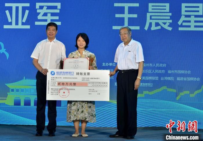 叶辰微微点了点头，道：等我把这件事情彻底解决，就安排人接你们三人回金陵，到时候我会提前把金陵那边的衣食住行都安排好。